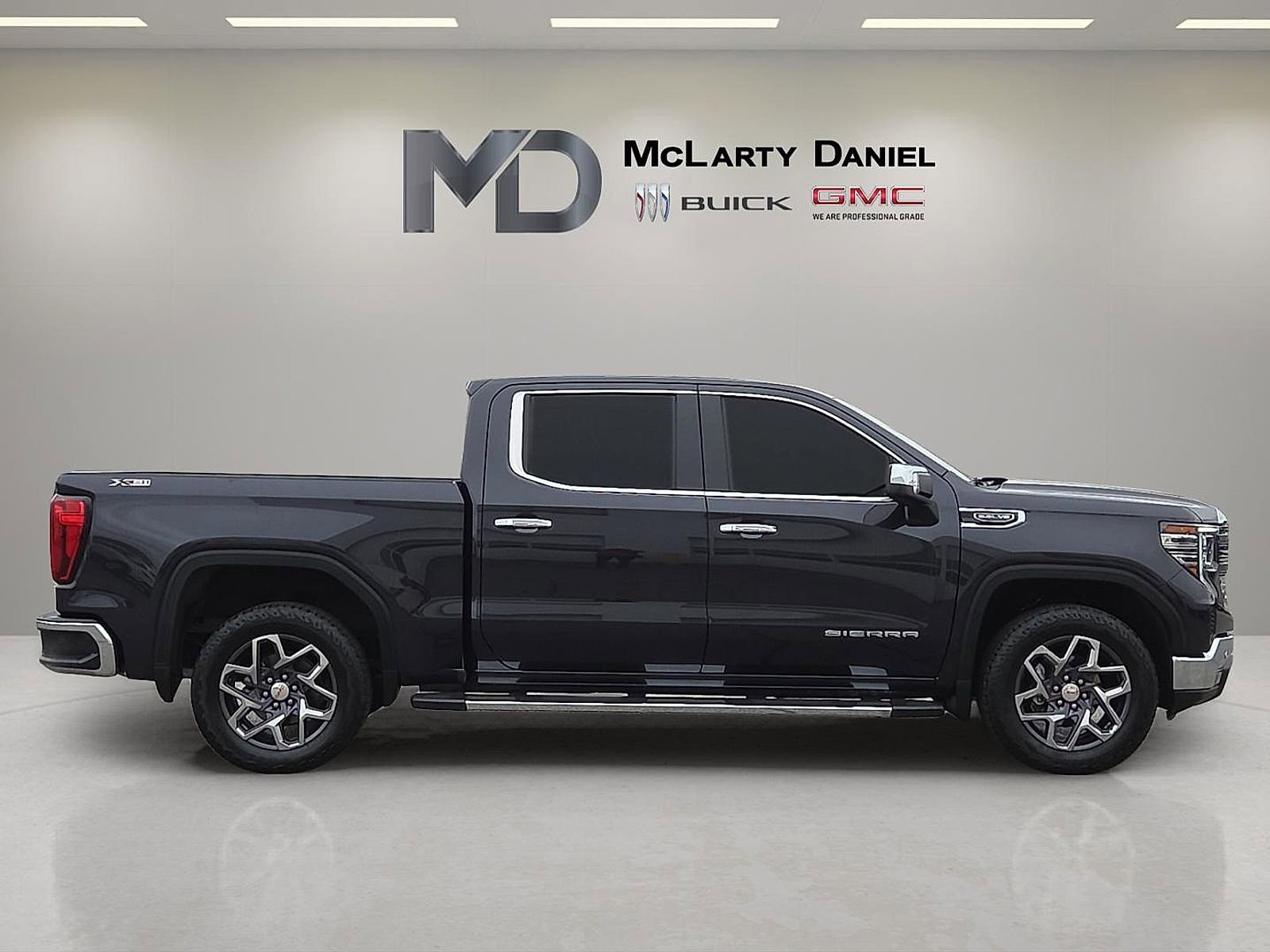 Used 2025 GMC Sierra 1500 SLT w/ SLT Premium Plus Package AWD/4WD image 6
