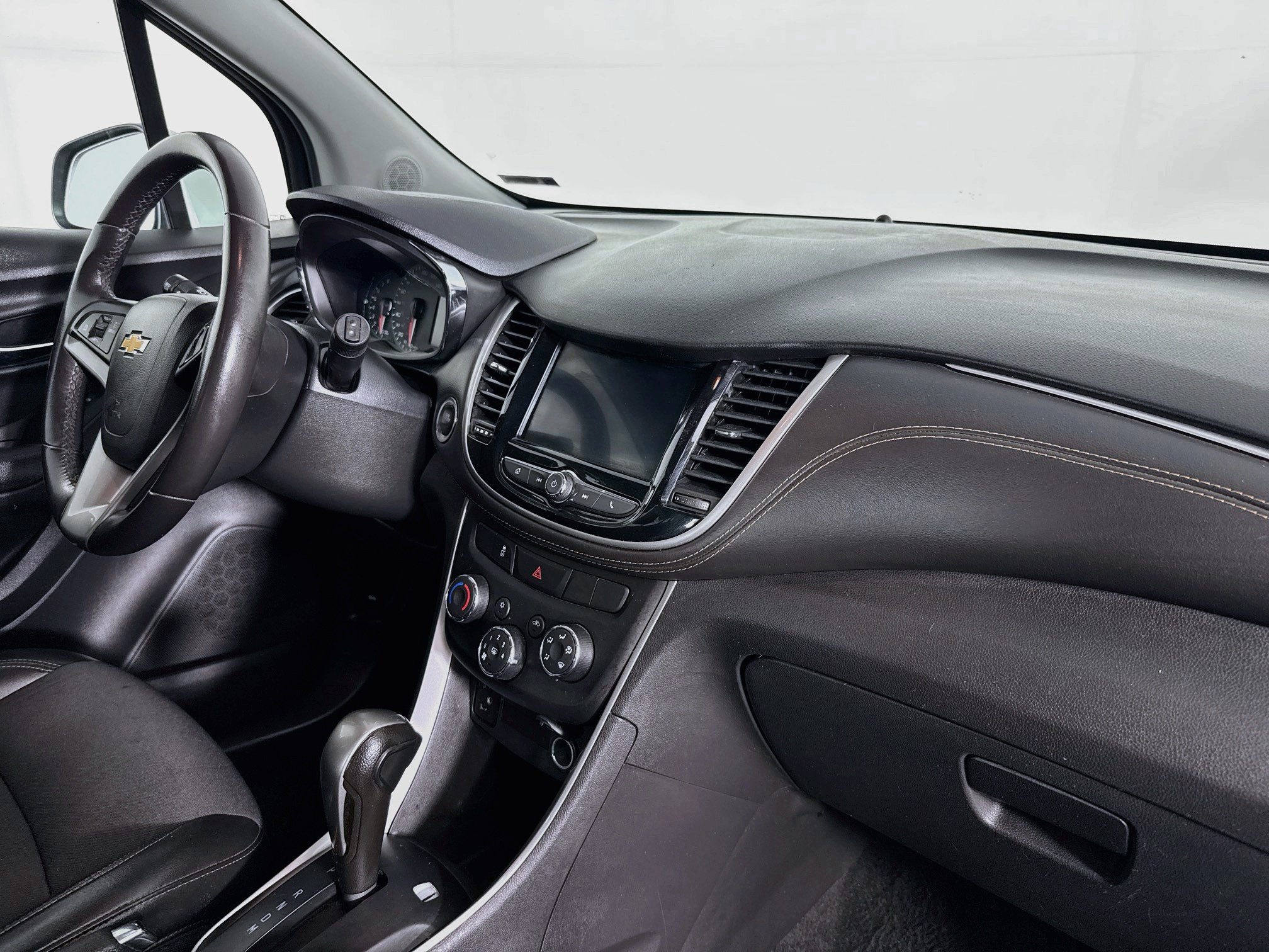 Used 2022 Chevrolet Trax LT w/ LT Convenience Package FWD image 28