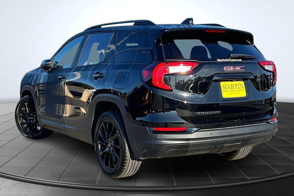 Used 2023 GMC Terrain SLE w/ Driver Convenience Package image 2