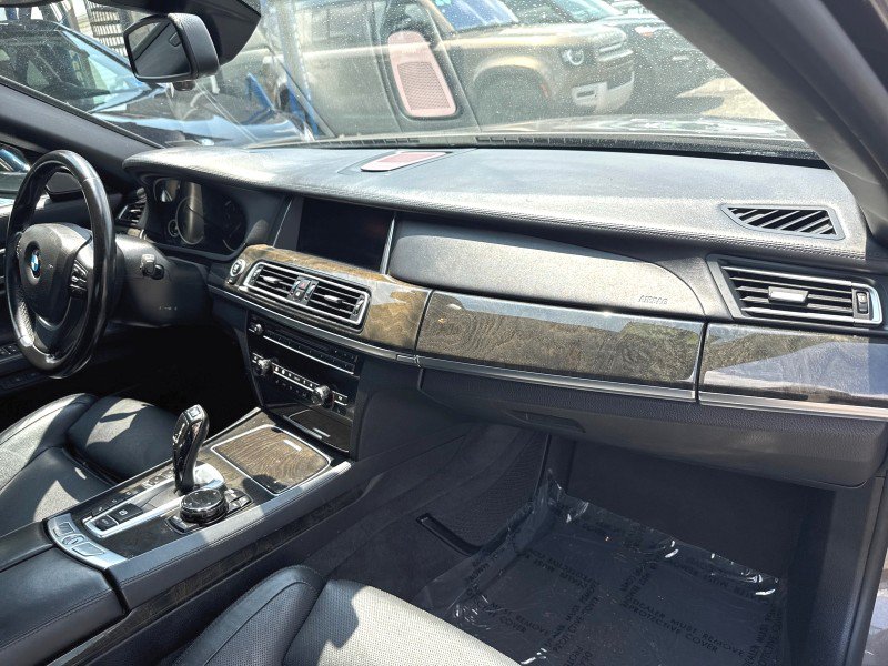 Used 2015 BMW 750Li xDrive AWD/4WD image 32