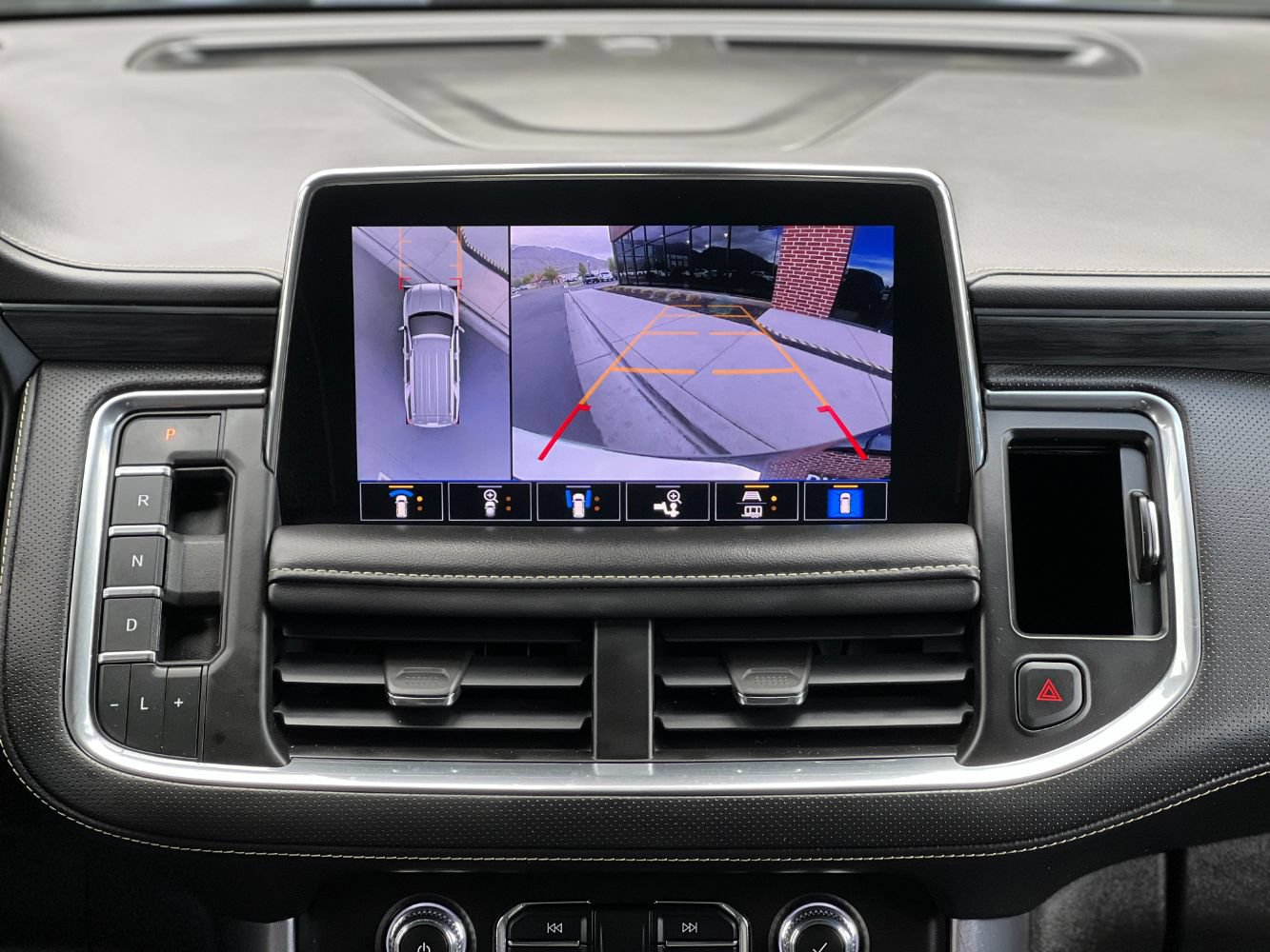 Used 2021 GMC Yukon SLT w/ Rear Media and Nav Package AWD/4WD image 17
