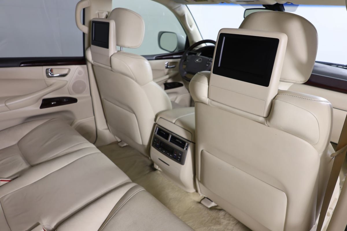 Used 2013 Lexus LX 570 4WD w/ Luxury Pkg w/Pre-crash image 42