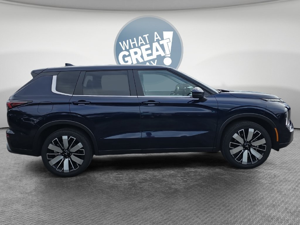 Used 2025 Mitsubishi Outlander SE FWD image 2