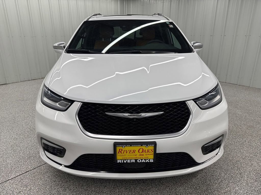 Used 2022 Chrysler Pacifica Pinnacle FWD image 2