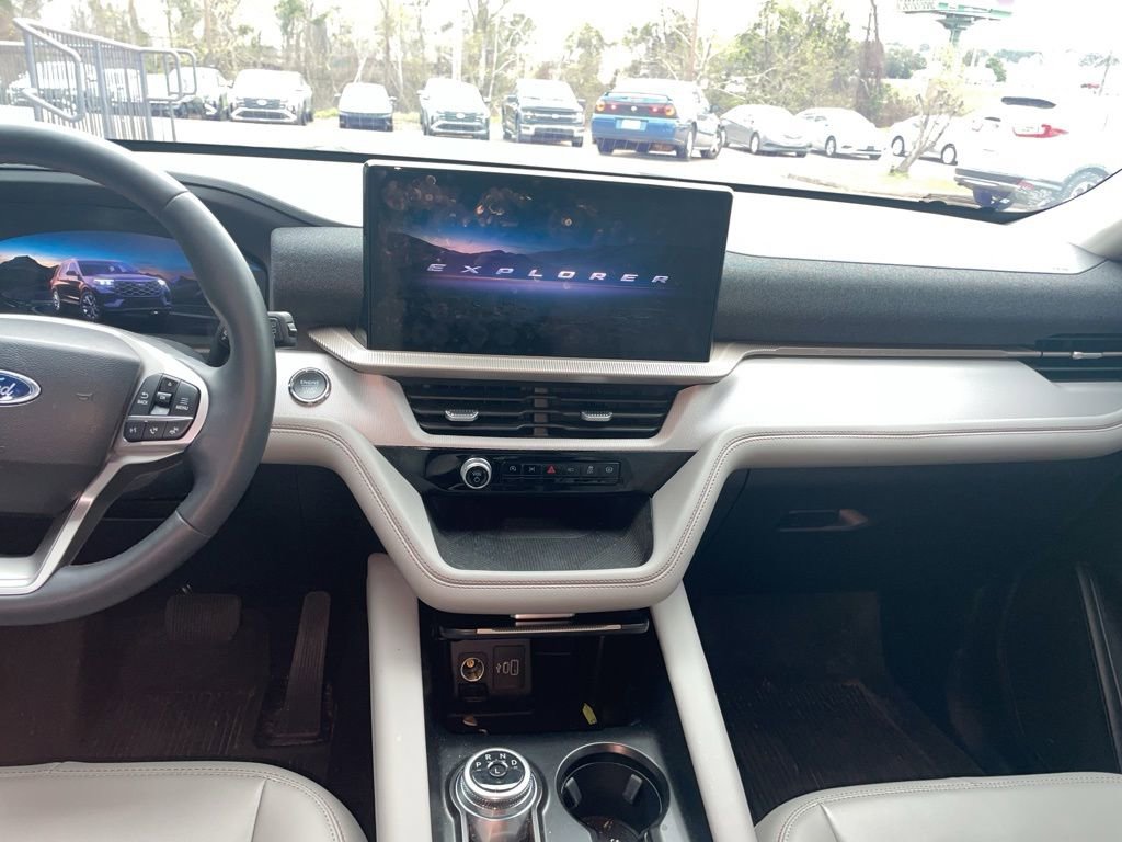 Used 2025 Ford Explorer Active w/ Active Comfort Package image 16