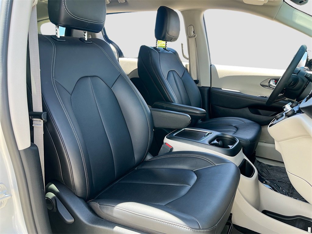 Used 2024 Chrysler Pacifica Touring-L image 28