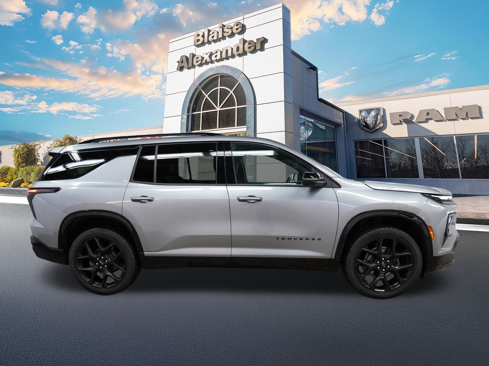 Used 2025 Chevrolet Traverse RS image 2