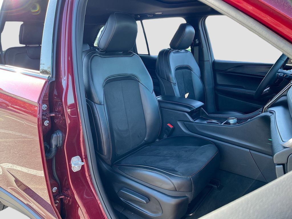 Certified 2025 Jeep Grand Cherokee Altitude image 25