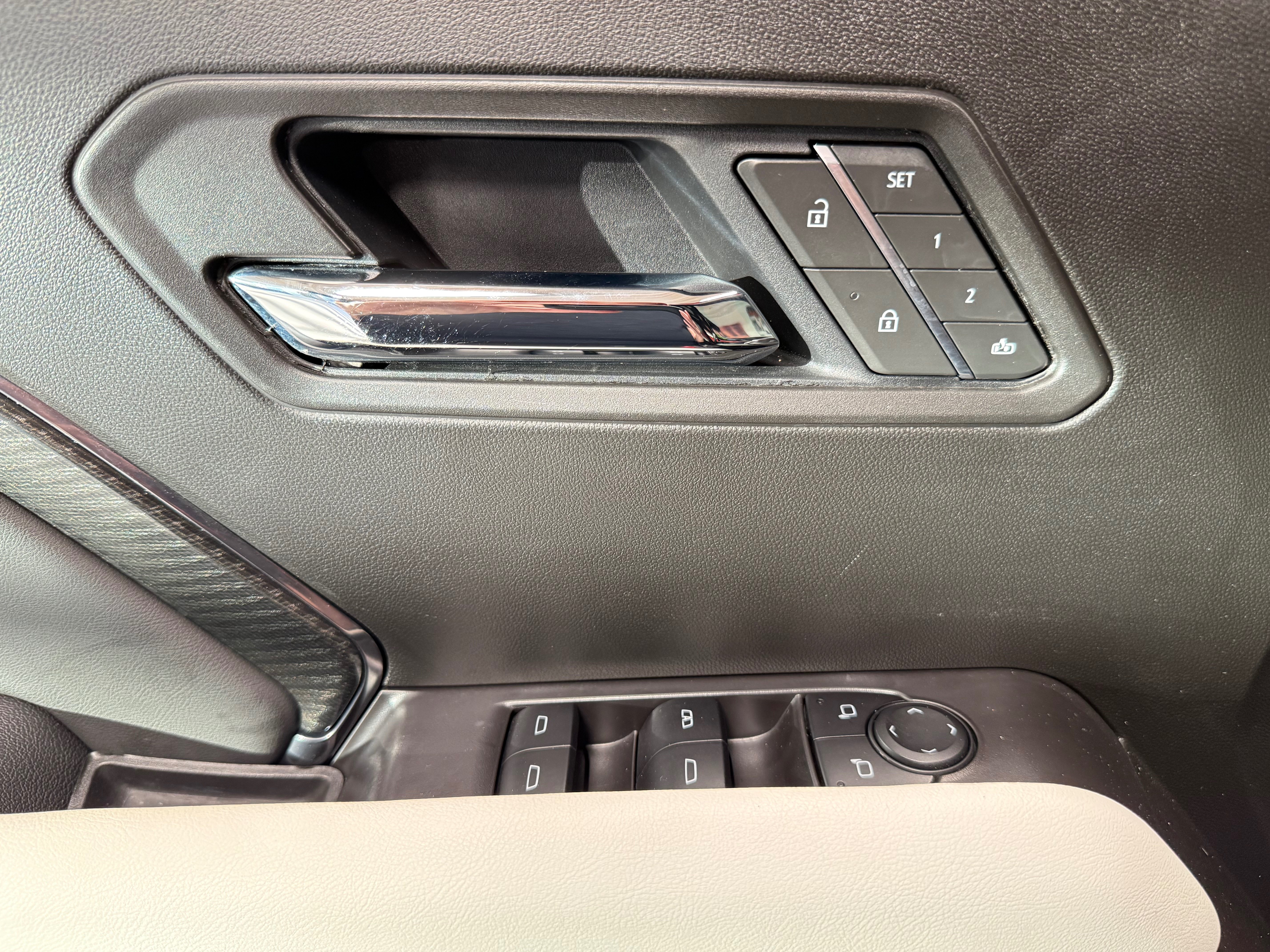 Used 2025 GMC Canyon AT4 w/ AT4X Package AWD/4WD image 17