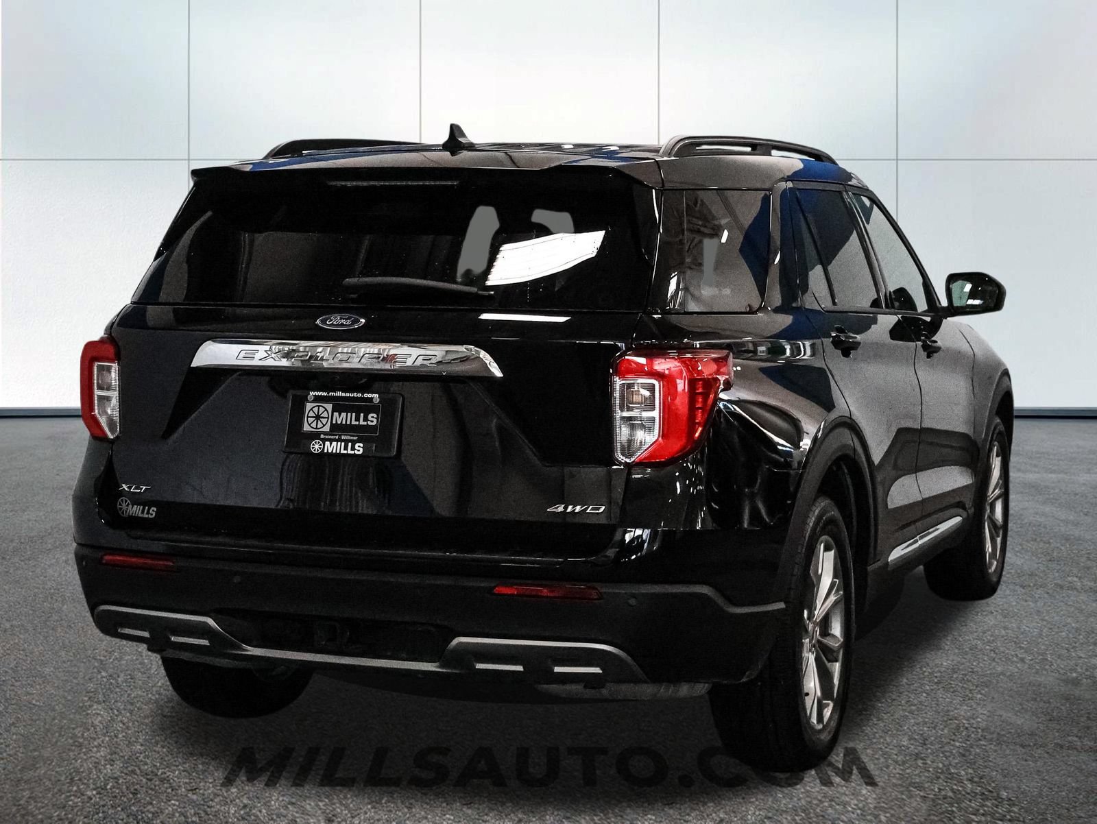 Used 2024 Ford Explorer XLT w/ Equipment Group 202A AWD/4WD image 7