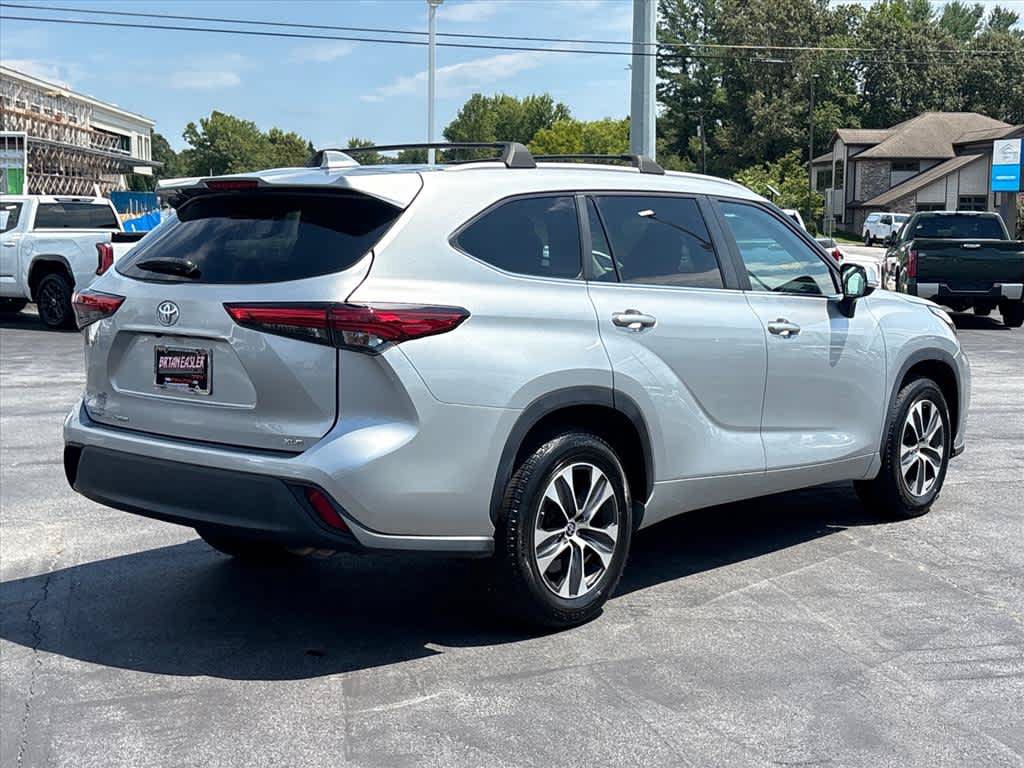 Used 2023 Toyota Highlander XLE FWD image 3