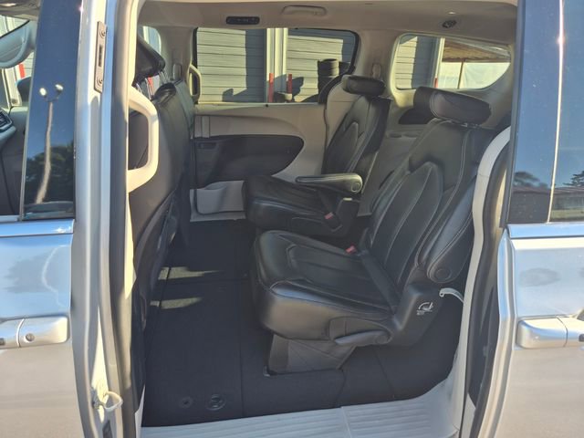 Used 2023 Chrysler Pacifica Touring-L image 13