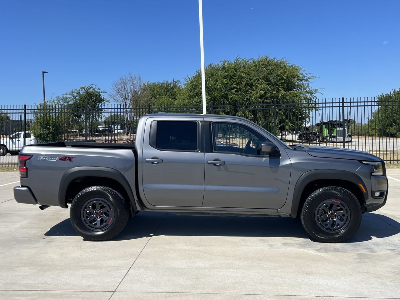 Used 2026 Nissan Frontier PRO-4X AWD/4WD image 3