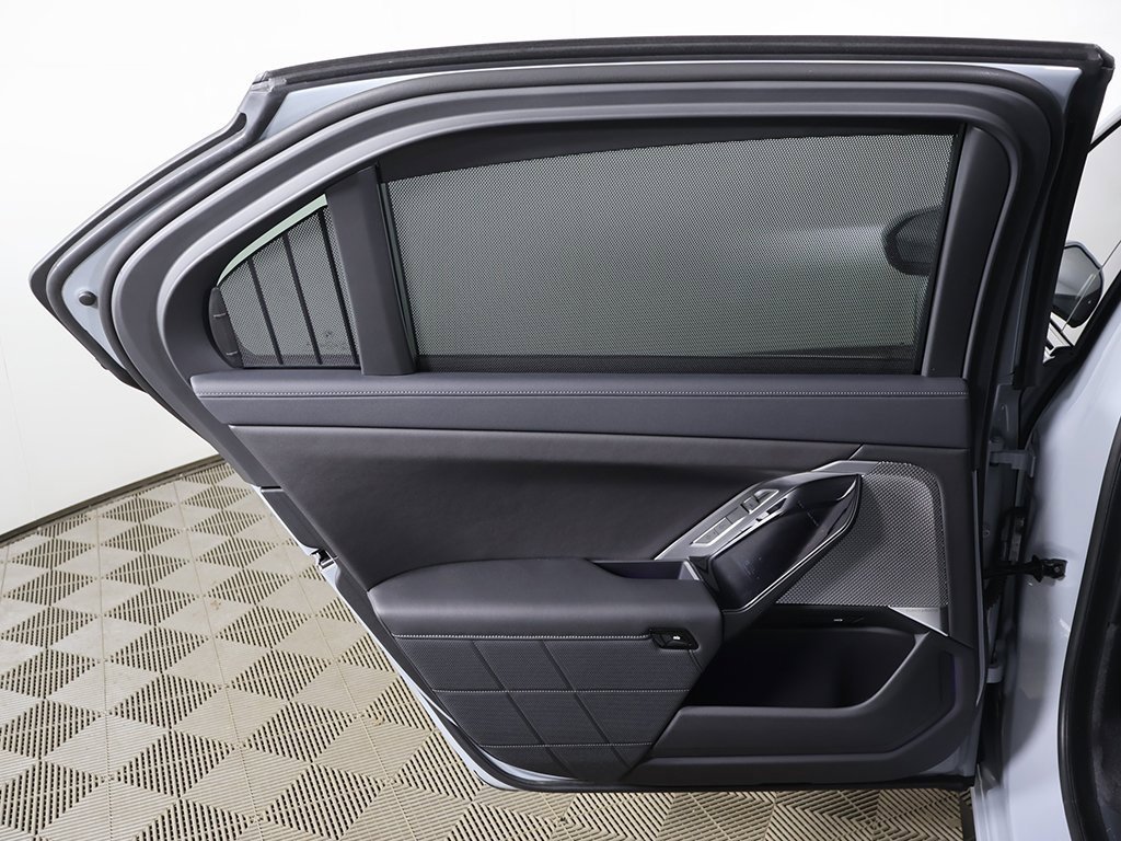 Used 2025 BMW i7 xDrive60 w/ Premium Package image 26