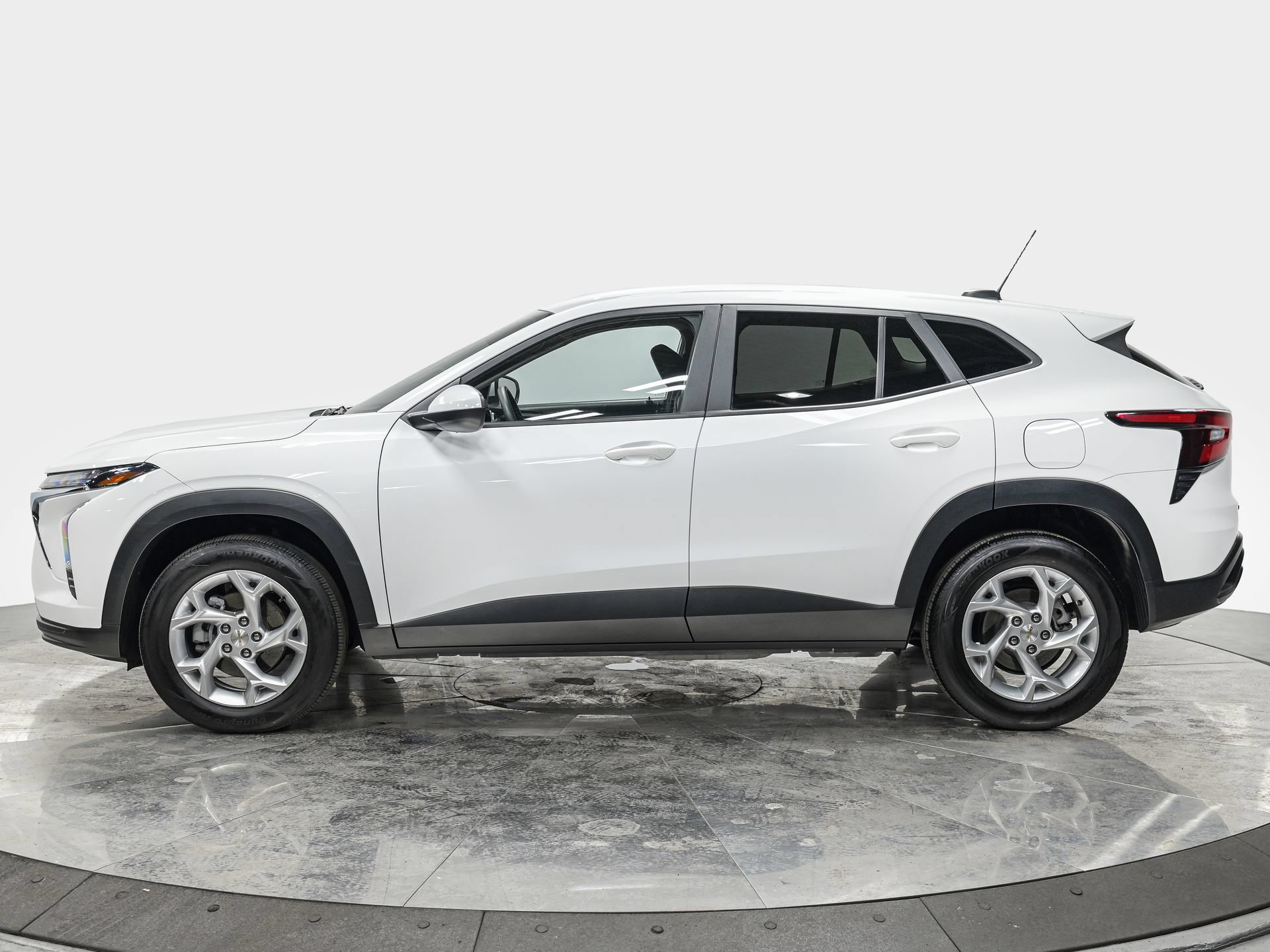 Used 2026 Chevrolet Trax LS w/ LS Convenience Package FWD image 2