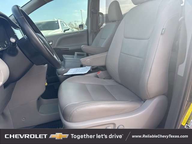 Used 2019 Toyota Sienna XLE image 30