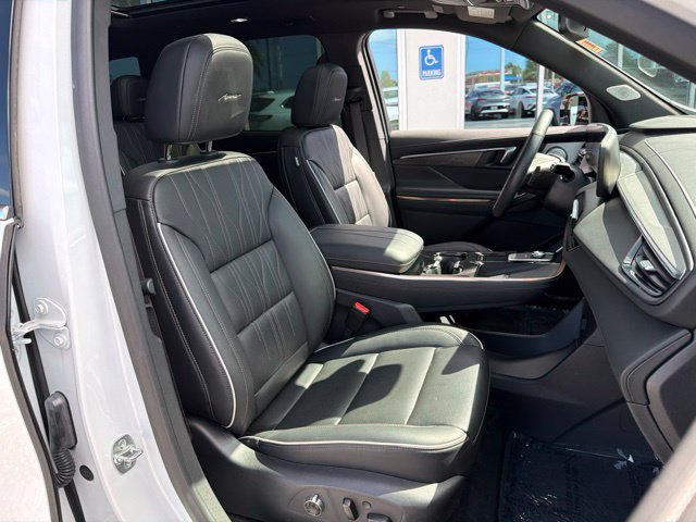 Used 2025 Buick Enclave Avenir FWD image 22