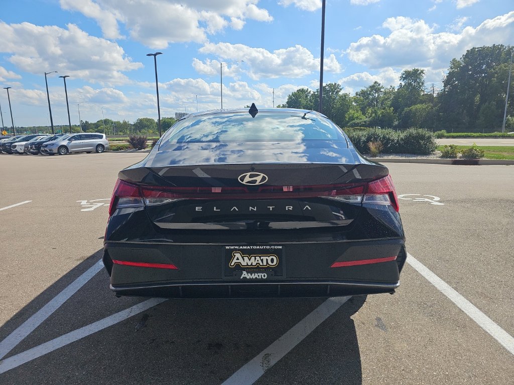New 2026 Hyundai Elantra SE FWD image 4