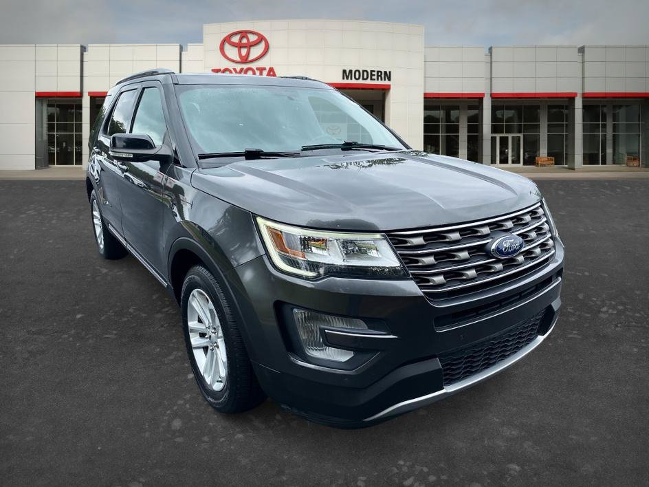 Used 2017 Ford Explorer XLT w/ Equipment Group 202A FWD image 3