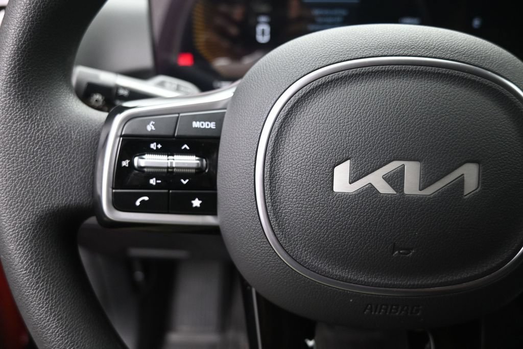 Used 2025 Kia Sorento LX FWD image 15