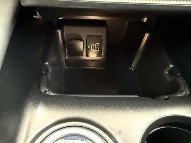 Used 2025 Ford Explorer Active AWD/4WD image 39