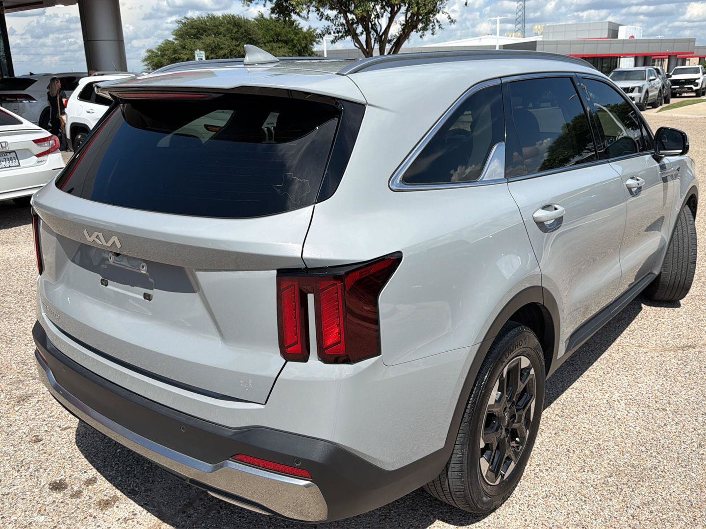 Used 2024 Kia Sorento S w/ Panoramic Sunroof Package FWD image 3