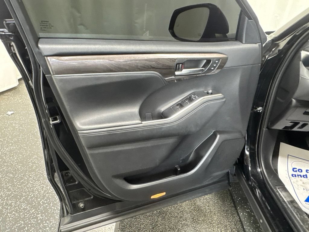 Used 2023 Toyota Highlander Platinum AWD/4WD image 10