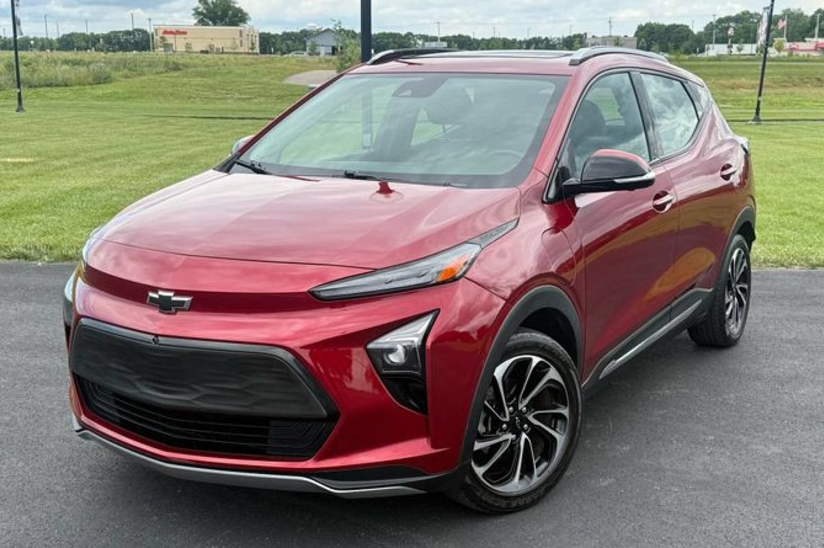 Used 2022 Chevrolet Bolt EUV Premier w/ Sun & Sound Package FWD image 1