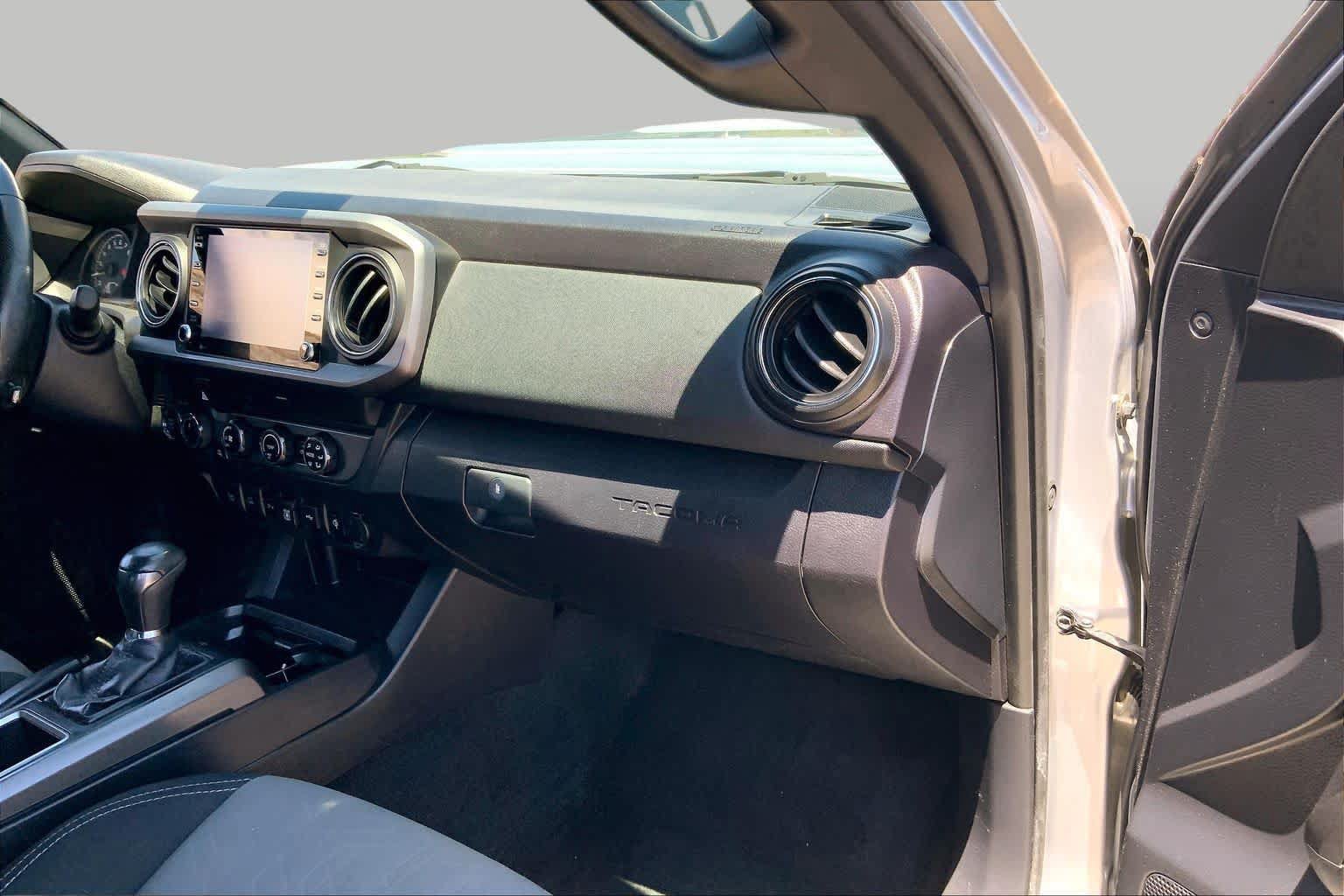 Used 2020 Toyota Tacoma TRD Sport w/ Technology Package AWD/4WD image 18