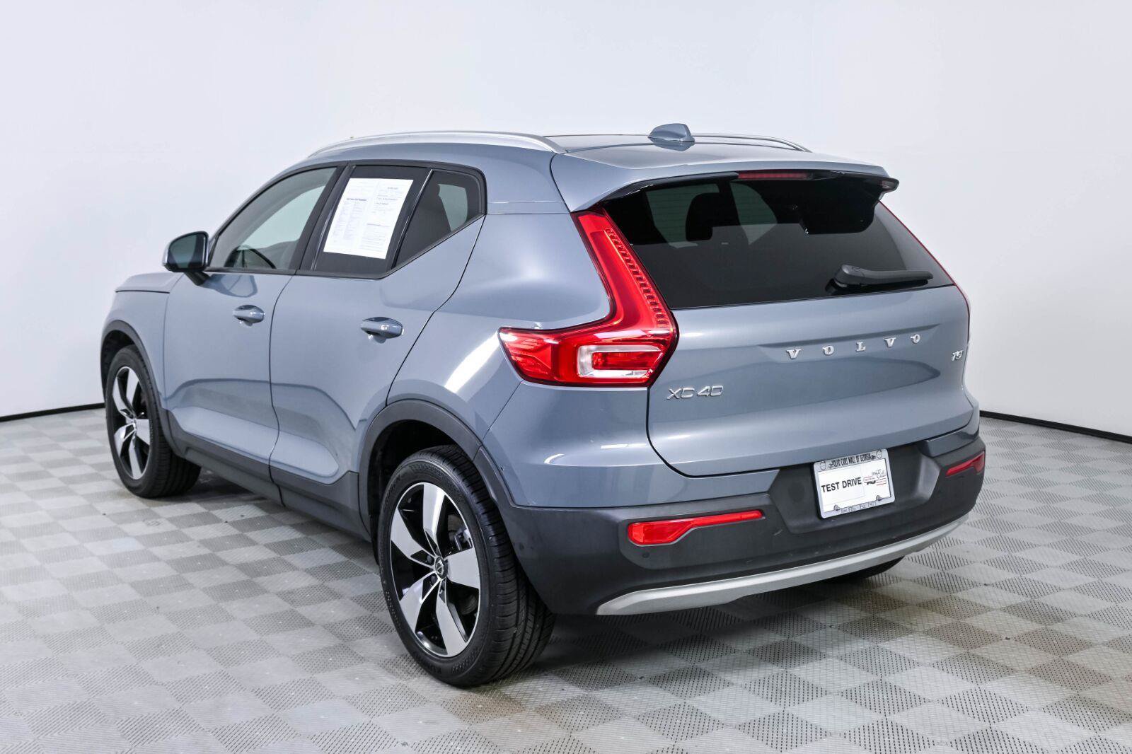 Used 2022 Volvo XC40 T5 Momentum w/ Premium Package AWD/4WD image 3