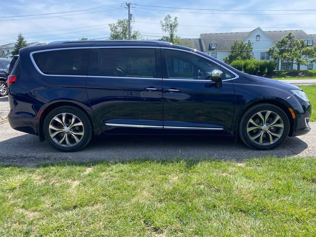 Used 2019 Chrysler Pacifica Limited w/ Tire & Wheel Group FWD image 6