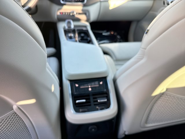 Certified 2024 Volvo XC90 T8 Ultimate w/ Lounge Package AWD/4WD image 28