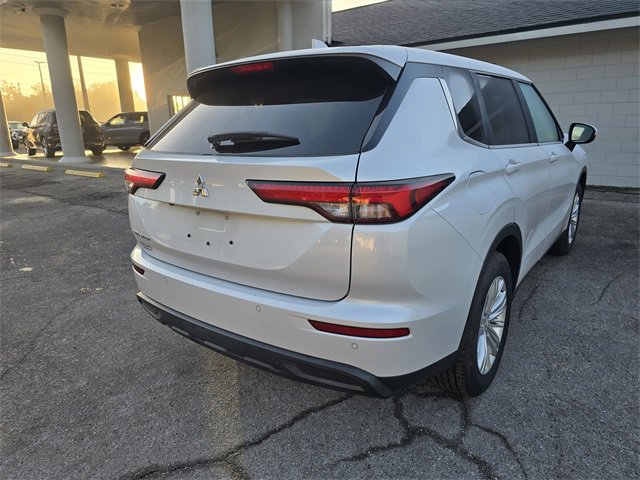 Used 2024 Mitsubishi Outlander ES image 8