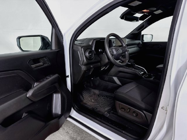 Used 2023 Chevrolet Colorado Trail Boss AWD/4WD image 3