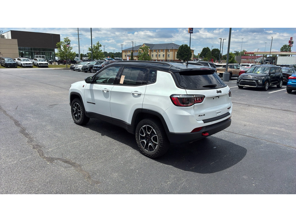 Used 2025 Jeep Compass Trailhawk AWD/4WD image 4
