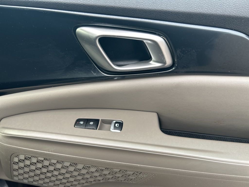 Used 2025 Kia Carnival image 22