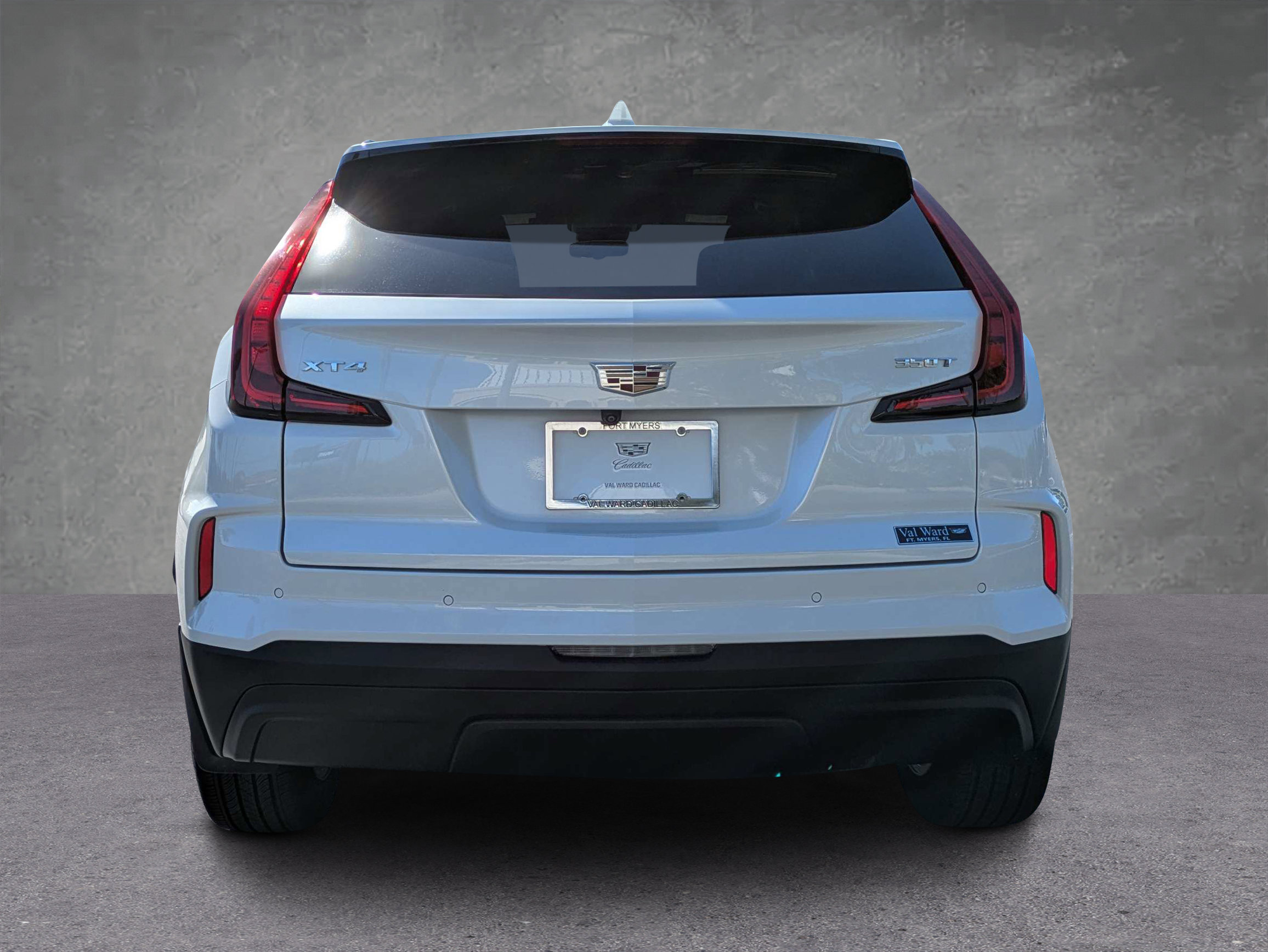 Used 2024 Cadillac XT4 Luxury w/ Cold Weather Package FWD image 3