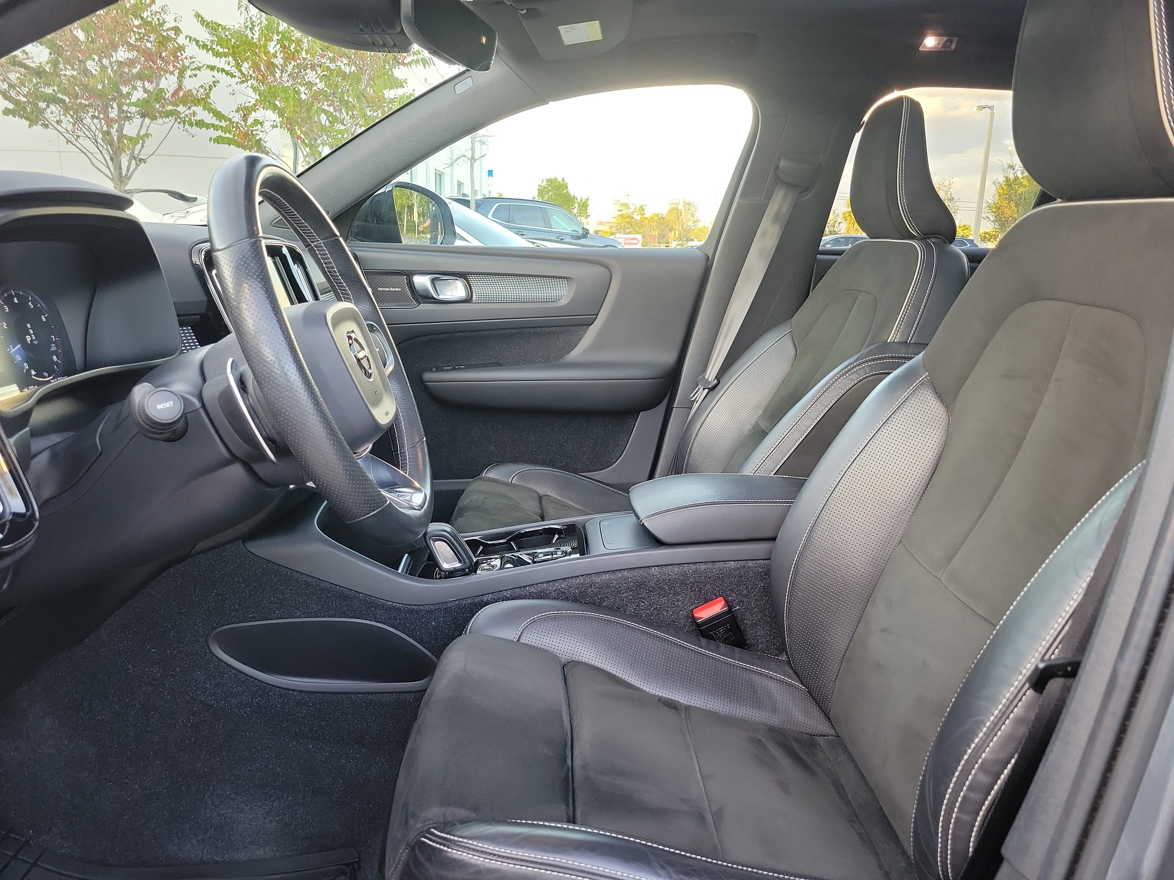 Used 2019 Volvo XC40 T5 R-Design image 24