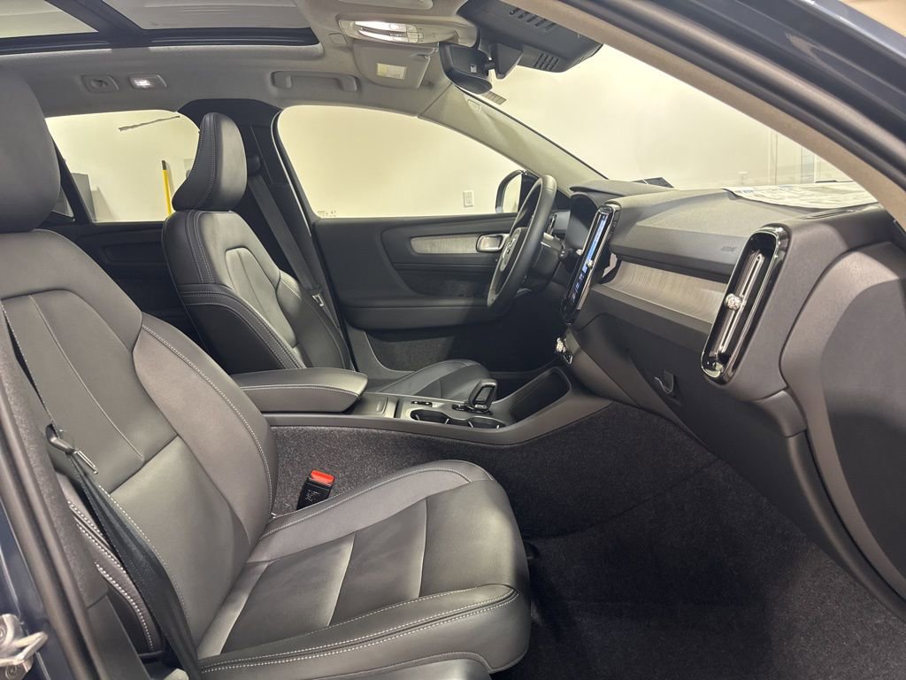 Used 2026 Volvo XC40 B5 Core w/ Climate Package image 28