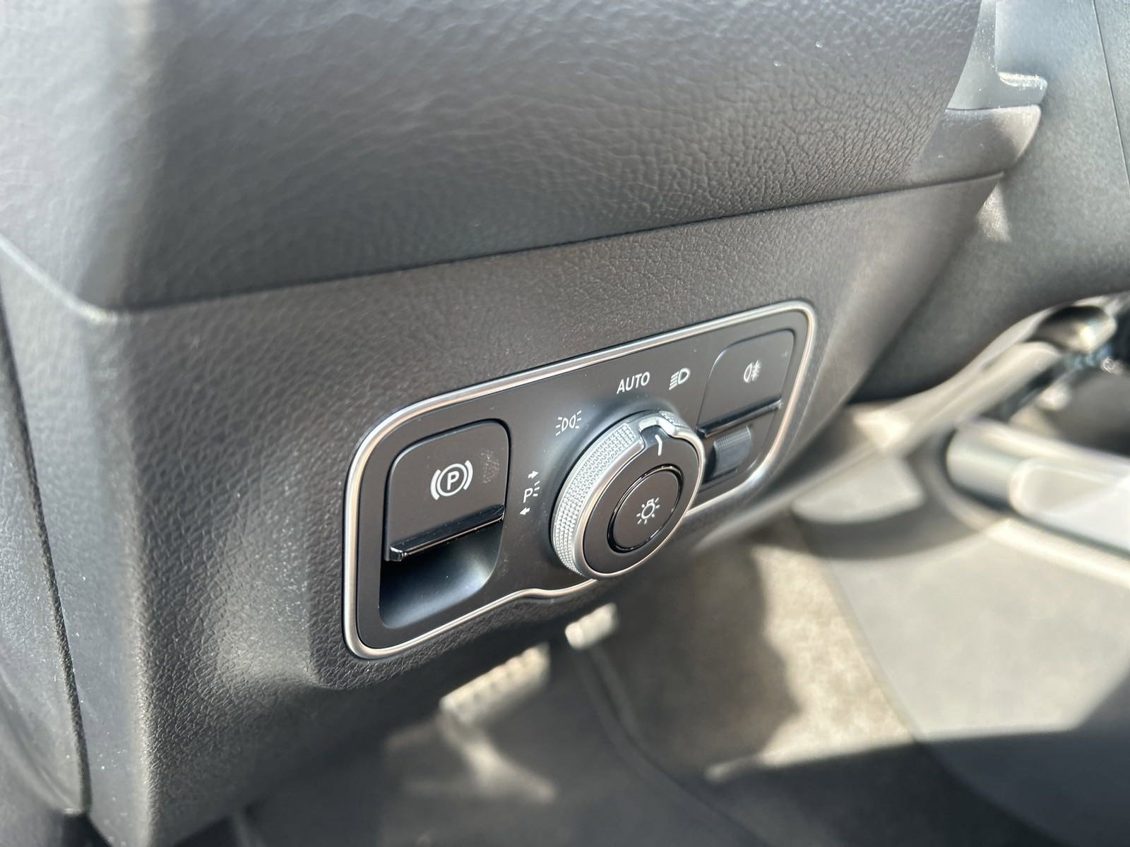 New 2025 Mercedes-Benz GLB 250 4MATIC image 18