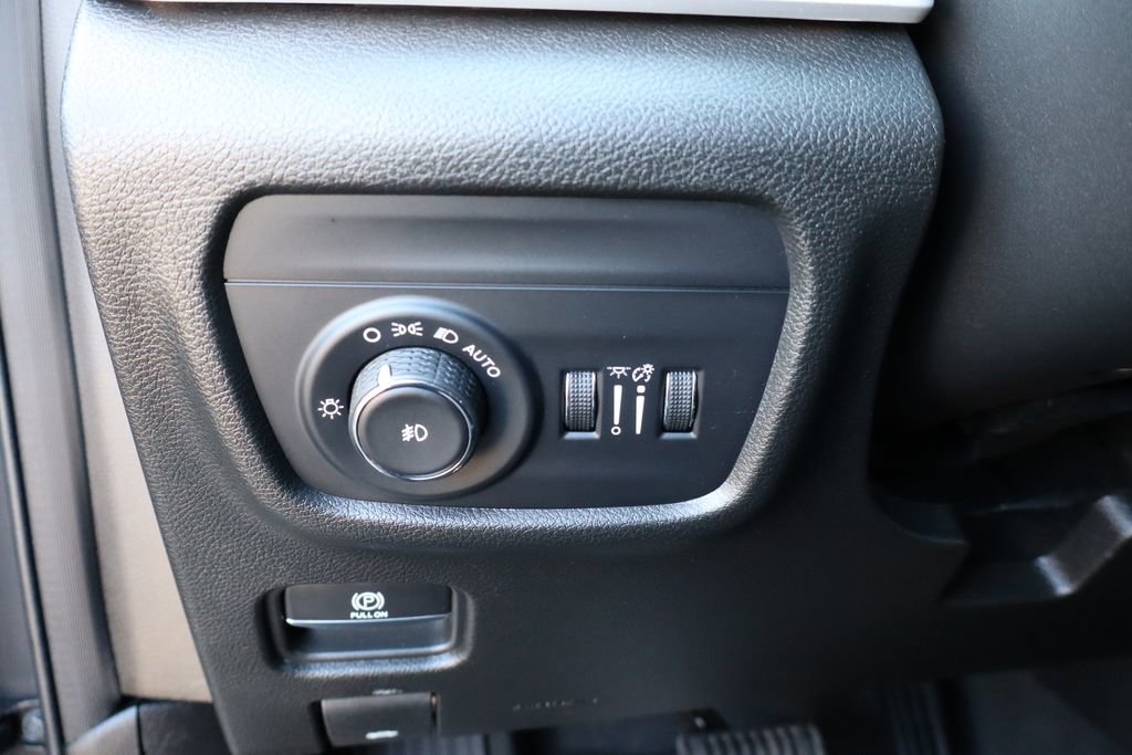 Used 2023 Jeep Grand Cherokee Limited image 14