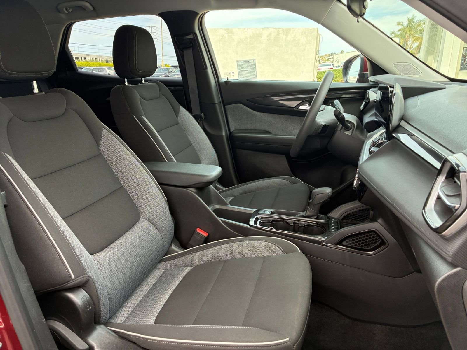 Used 2025 Chevrolet TrailBlazer LT image 35