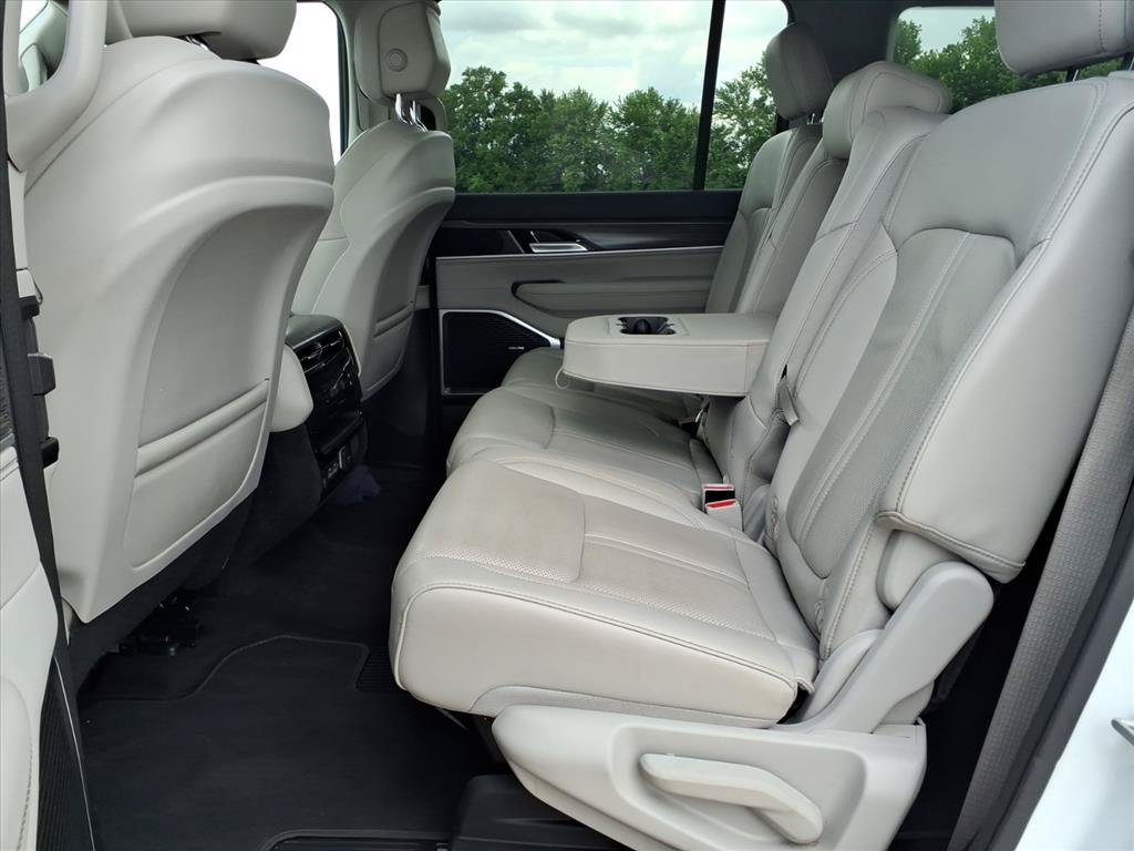 Used 2024 Jeep Wagoneer L Series II w/ Flexible Seating Group AWD/4WD image 22