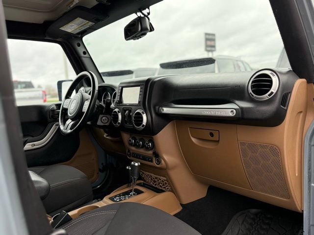 Used 2015 Jeep Wrangler Unlimited Sahara w/ Dual Top Group AWD/4WD image 16