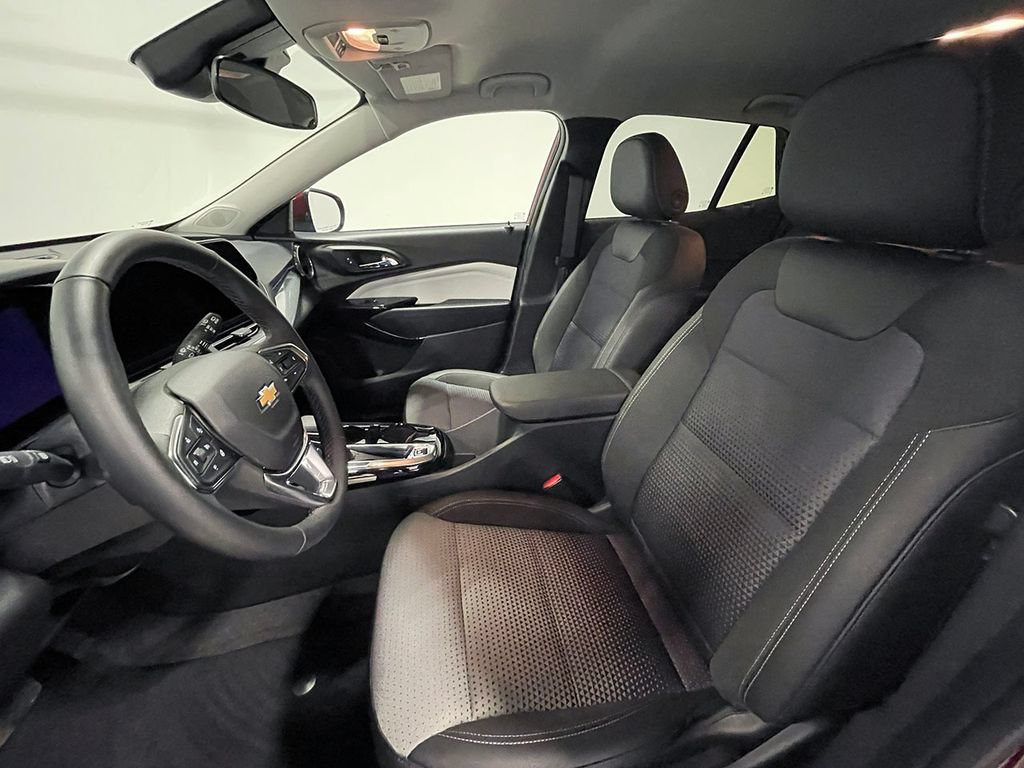 Used 2025 Chevrolet Trax LT FWD image 3