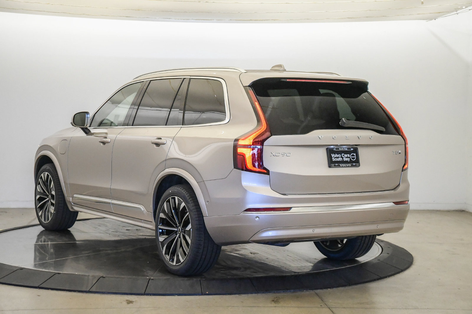 New 2026 Volvo XC90 T8 Plus w/ Protection Package AWD/4WD image 2