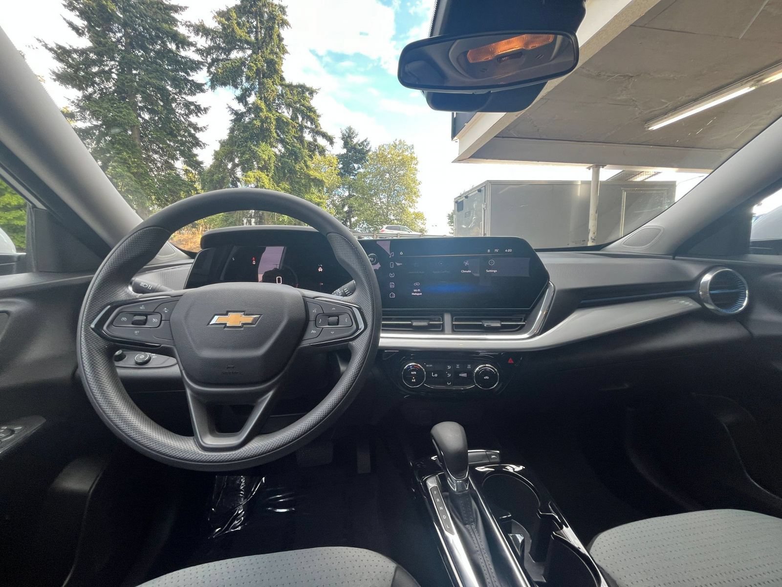 Used 2025 Chevrolet Trax LT FWD image 33