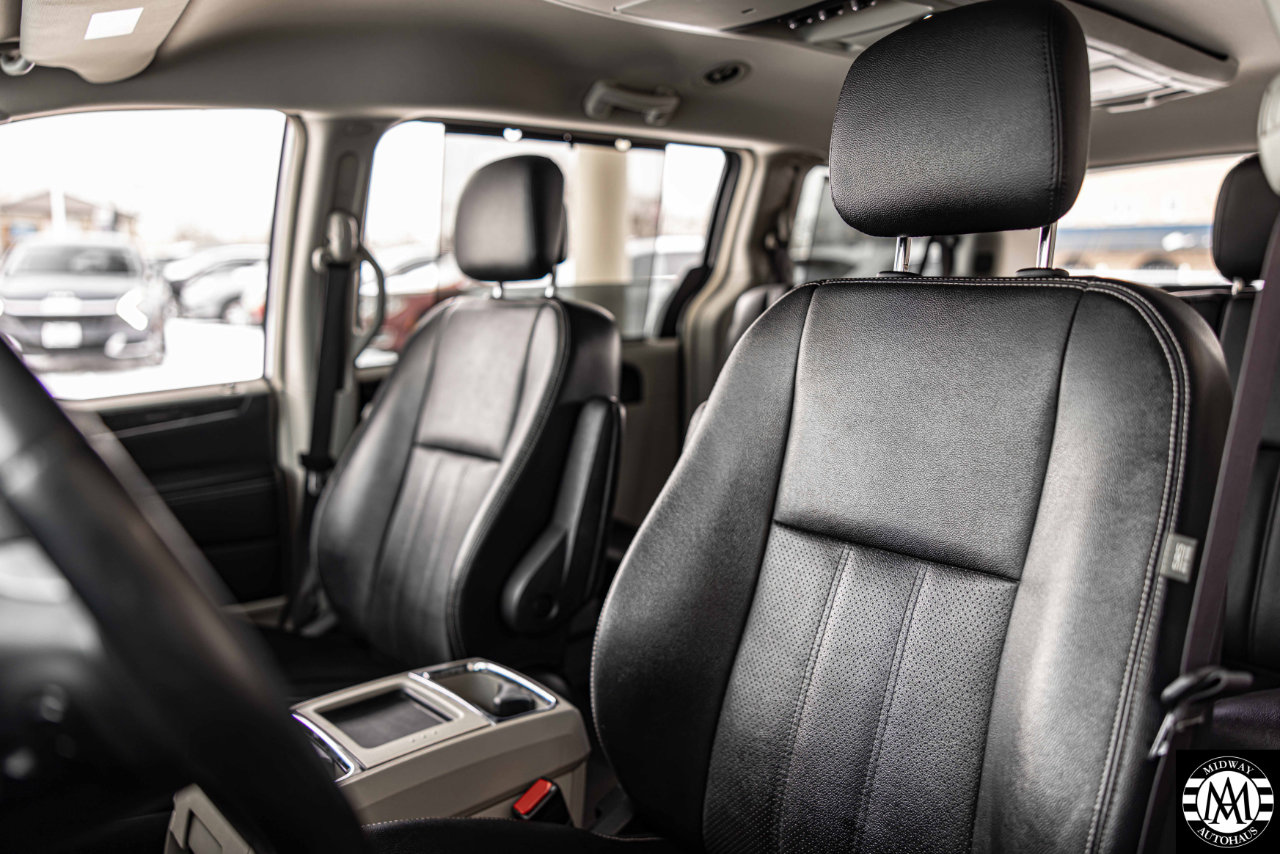 Used 2015 Chrysler Town & Country Touring-L w/ Driver Convenience Group image 11