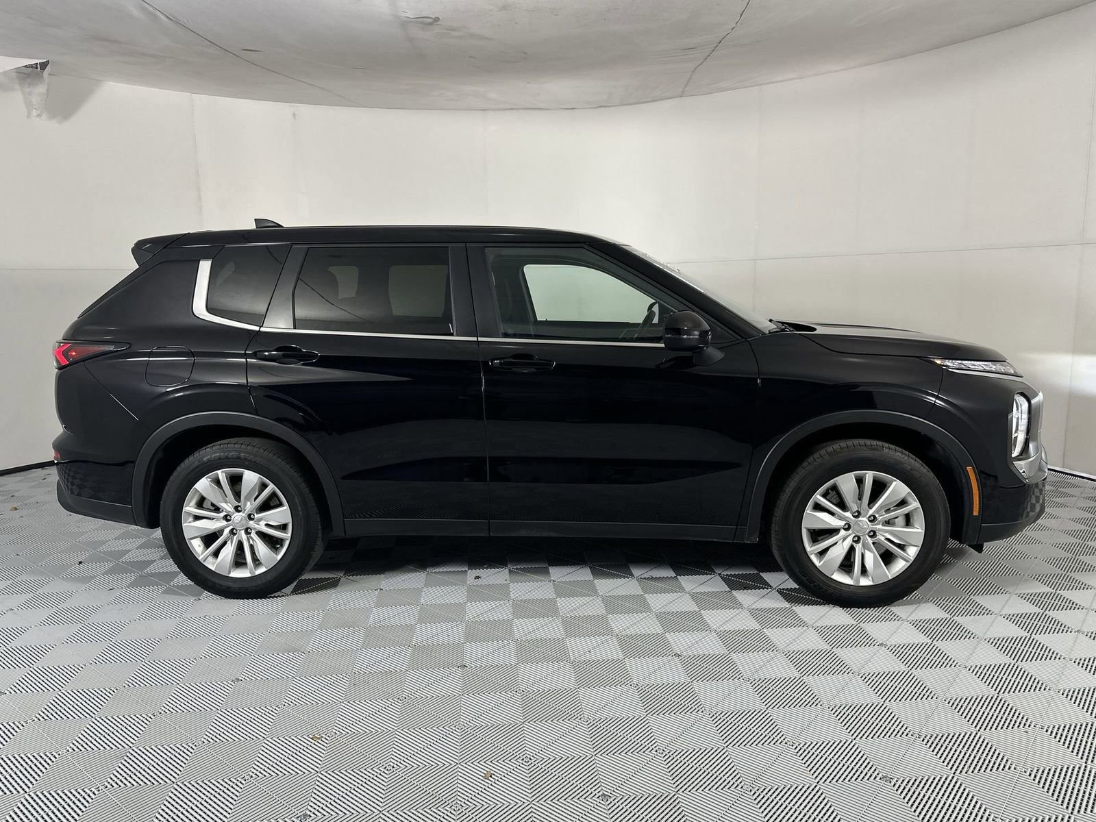 Used 2025 Mitsubishi Outlander ES image 9