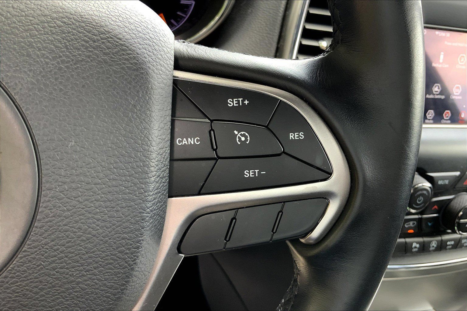 Used 2020 Jeep Grand Cherokee Laredo AWD/4WD image 21